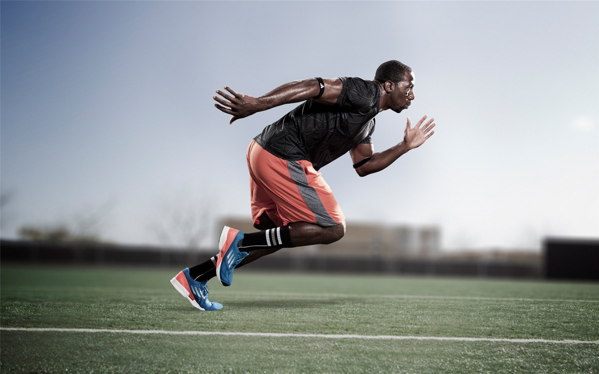 施瓦茨与对手形成激烈缠斗,施瓦茨德国