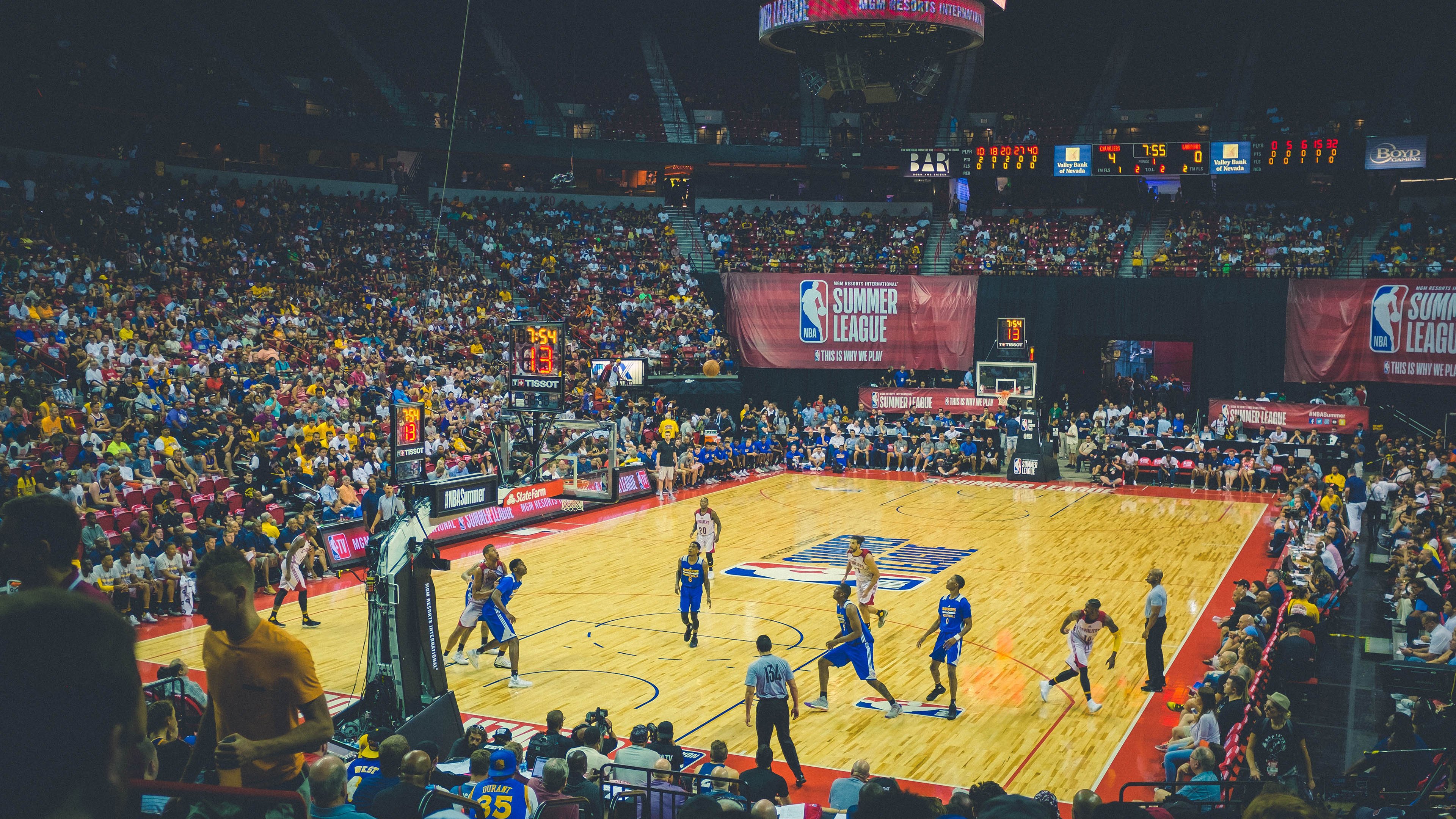 职业联赛注重提升裁判执法水平保障比赛公平公正，裁判执法能力